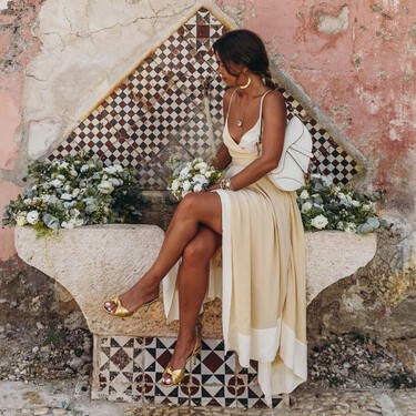 Los zapatos dorados arrasan esta primavera-verano 2026 porque elevan vaqueros, vestidos y conjuntos de lino