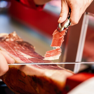 El Corte Inglés ha rebajado un set de cuchillos Arcos con el que aprovechar al máximo el jamón de Navidad