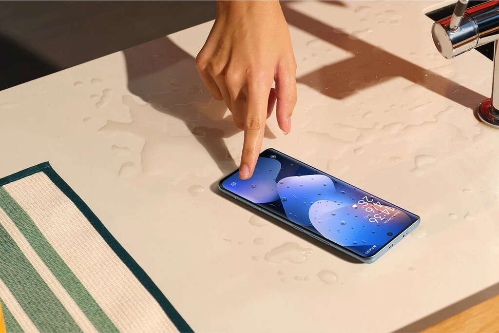 Celular gama media con cámara de 108 megapixeles y resistencia al agua. Puedes ampliar su memoria con microSD