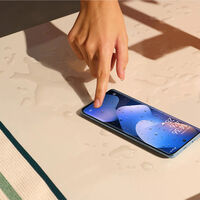 Celular gama media con cámara de 108 megapixeles y resistencia al agua. Puedes ampliar su memoria con microSD