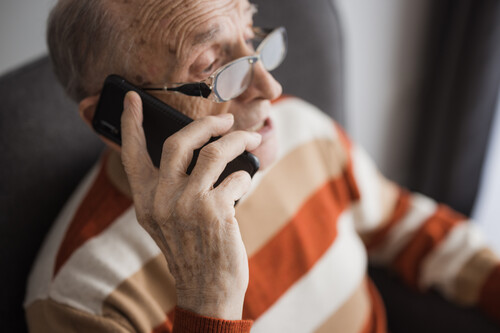 Homem idoso falando no telefone. Créditos: Dobrila Vignjevic/GettyImages
