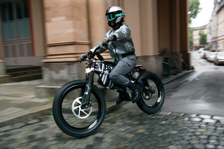 BMW Vision AMBY: un híbrido entre bicicleta y moto eléctrica que es la apuesta ecológica de BMW por la movilidad urbana