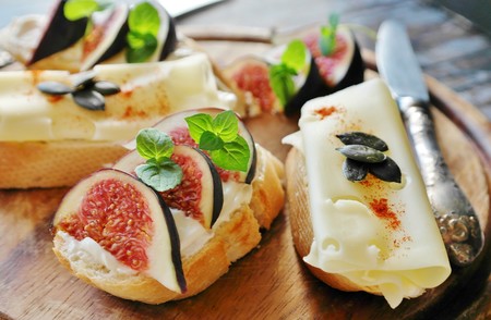 Aquí te damos tips para hacer una cena de tapear perfecta
