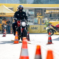 Sacarse el carnet de moto será un poco más fácil y rápido: la DGT modifica la normativa para el A1 y el A2