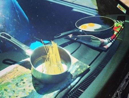 Una mujer cocina dentro de su coche al sol para demostrar lo peligroso que es dejar a los niños solos