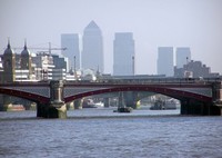 El puente solar más grande del mundo se ha construido en Londres 