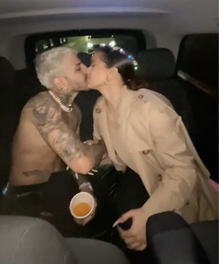 El beso viral de Rauw Alejandro y Rosalía: se comen los morros desde su limusina para TikTok