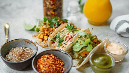 Prepara tacos de tilapia con crema de chipotle por menos de 100 pesos y pocos ingredientes