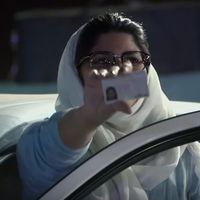 HBO edulcora en 'Autoescuela para mujeres saudíes' las décadas de prohibición de conducir en Arabia