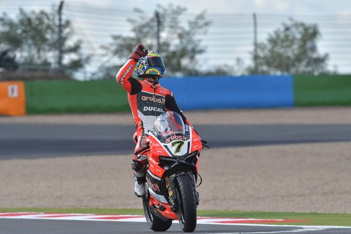 Chaz Davies sonroja a los verdes, y Jonathan Rea se acerca al título
