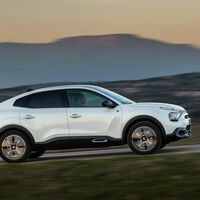 Probamos el Citroën ë-C4X. Al fin un coche eléctrico que no es un SUV y que para mí cumple con lo más importante: confort y espacio