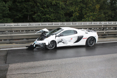 Dolorpasión™: un McLaren 650S Spider besó el guardarrail en Austria