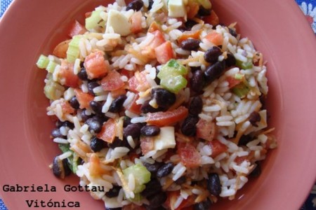 Ensalada de arroz, judías negras y vegetales. Receta saludable