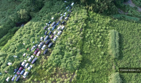 En el paisaje postapocalíptico de Fukushima también quedaron vehículos abandonados