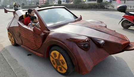 hortera supercoche de madera de un granjero chino