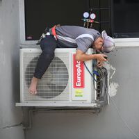 Tener el aire acondicionado instalado así gasta menos luz y facilita su mantenimiento. Tienes que pedirlo cuando vayan los técnicos a casa