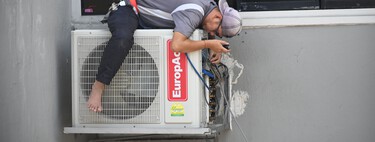 Tener el aire acondicionado instalado así gasta menos luz y facilita su mantenimiento. Tienes que pedirlo cuando vayan los técnicos a casa