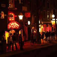 Amsterdam se está planteando cerrar el Barrio Rojo por el acoso turístico