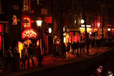 Amsterdam se está planteando cerrar el Barrio Rojo por el acoso turístico