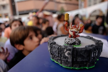Más de 7.000 niños han pasado por la plaza de Callao de Madrid para ver el Skylander Spyro's Adventure Arena Tour