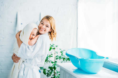 19 accesorios que te harán más fácil el momento del baño de tu bebé