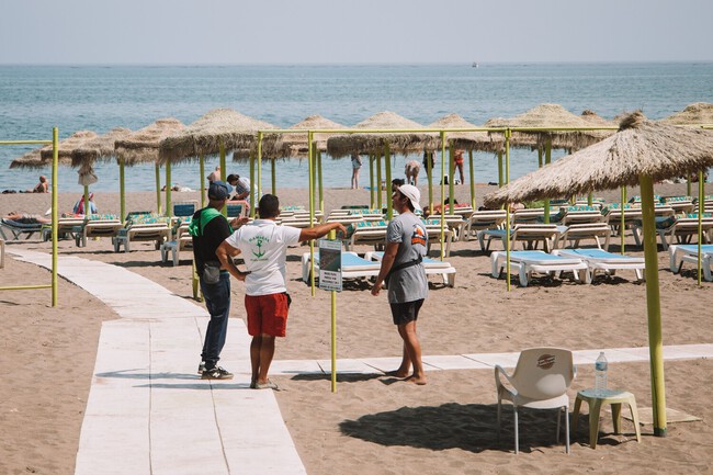 Expertos turísticos coinciden en la solución a la masificación de las playas españolas: "Italia gestiona el 45% de sus costas con empresas privadas y pagas"