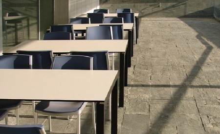 La crisis lleva a unos jóvenes a buscar financiación para un máster a cabio de trabajo