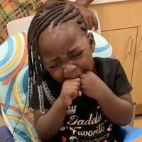 La conmovedora reacción de una niña de tres años sorda al escuchar por primera vez la voz de sus padres