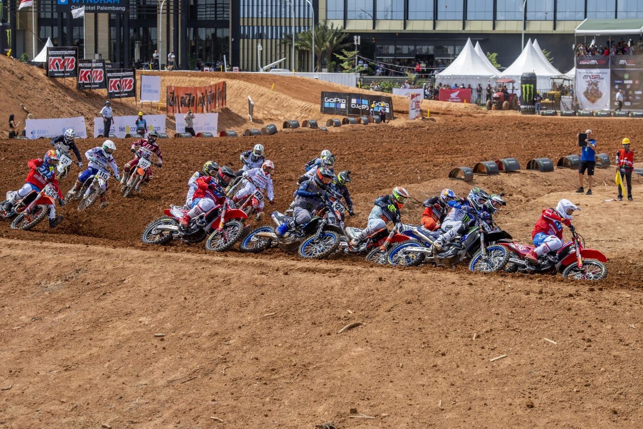 Tim Gajser y Jorge Prado caen en Indonesia pero afianzan sus lideratos de MXGP y MX2