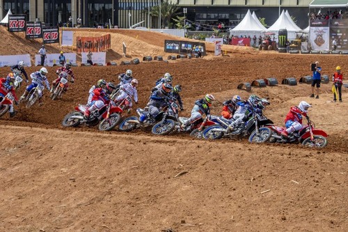 Tim Gajser y Jorge Prado caen en Indonesia pero afianzan sus lideratos de MXGP y MX2