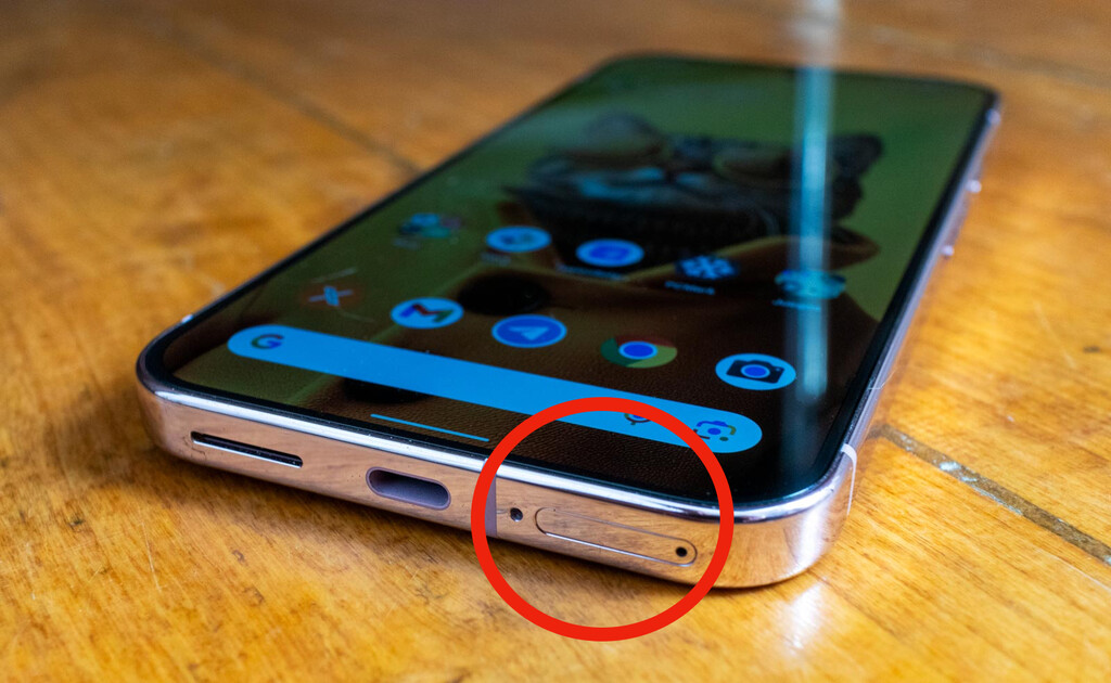 Qué son todos esos agujeros que tiene tu smartphone, y para qué sirven