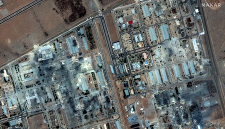 Una vista amplia de la instalación nuclear iraní en Isfahán el 22 de junio de 2025, tras los ataques de la Operación Martillo de Medianoche.
