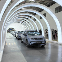 Algunas marcas chinas fabrican tantos coches, que ni siquiera tienen espacio suficiente para almacenarlos en algunos países 