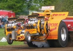 Multan a un granjero por ir en su tractor a 135 km/h