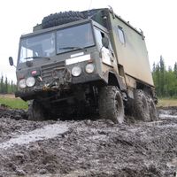 Este Volvo fue un camión del ejército y ahora es una camper con literas y estufa de leña, a la venta por el precio de un Dacia Duster