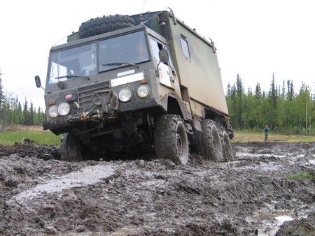 Este Volvo fue un camión del ejército y ahora es una camper con literas y estufa de leña, a la venta por el precio de un Dacia Duster