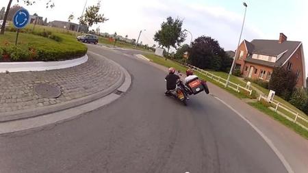 Rodilla a tierra con un sidecar