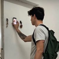 Un estudiante de 29 años ha creado un cemento magnético que permite colgar objetos sin taladros ni agujeros 