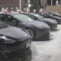 Decenas de conductores de coches eléctricos se quedan tirados en los supercargadores de Tesla de EEUU. El motivo: hace mucho frío