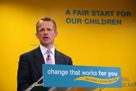 Primer escándalo de corrupción en la recién estrenada coalición británica