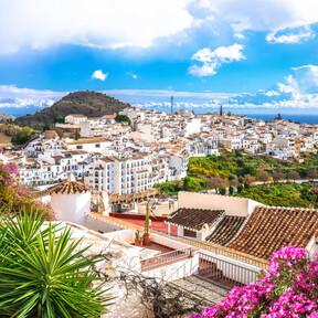 A una hora de Málaga, este pueblo blanco es la escapada de primavera perfecta (y tiene una fábrica única en Europa)