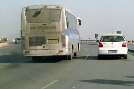 Ocho ciudades chinas limitarán las ventas de coches para reducir la contaminación