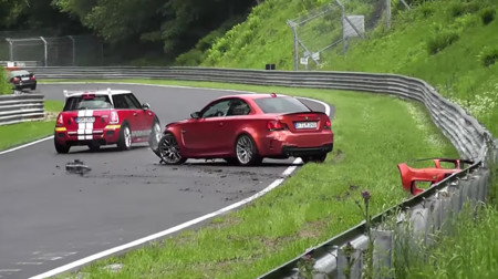Video: Este BMW 1M Coupé dejó algo más que las llantas en Nürburgring