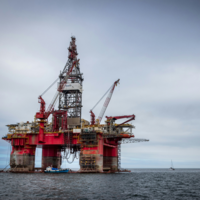 Mundo caminha para excedente de petróleo: EUA respondem preenchendo novamente o Golfo do México com plataformas 