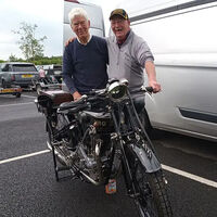 Su padre guardó una moto en cajas hace un siglo. Ahora su hijo de 83 se ha sacado el carnet y la ha restaurado en su honor