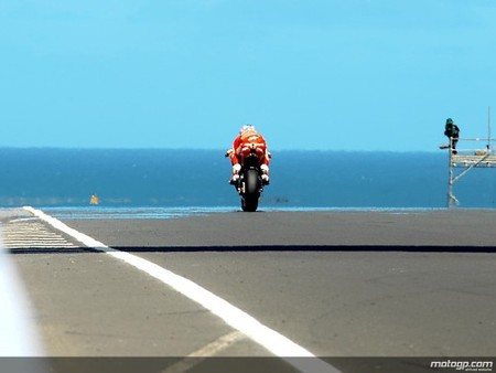 Casey Stoner logra una pole de las que le gustan en casa