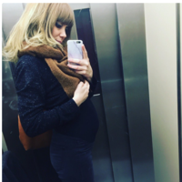 "Autorretrato en ascensor con embrión con corazón parado". El mensaje de Paula Bonet que da visibilidad a las pérdidas gestacionales
