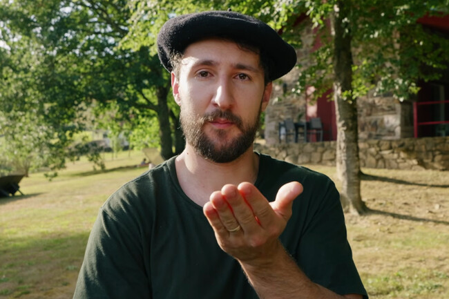 Íker vive con su familia en la montaña: "Tengo placas solares en casa; consumo 1.800 Wh al día y con seis horas de sol una sola placa cubre mis necesidades"