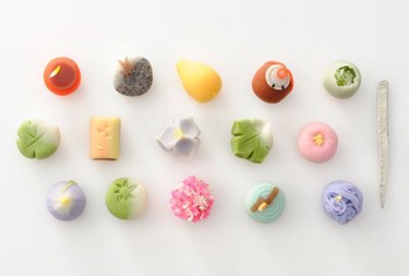 Wagashi, un pastel japonés a base de pasta de arroz que acompaña al té verde