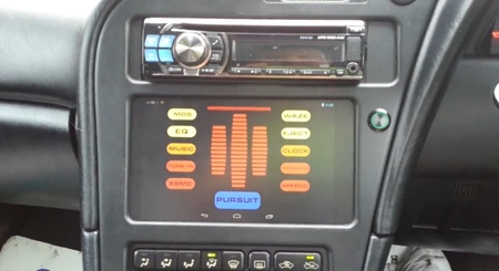 Un Nexus 7 en el salpicadero de un Toyota Celica